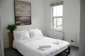 London Retreat-2 Bedroom House Parking & Garden
